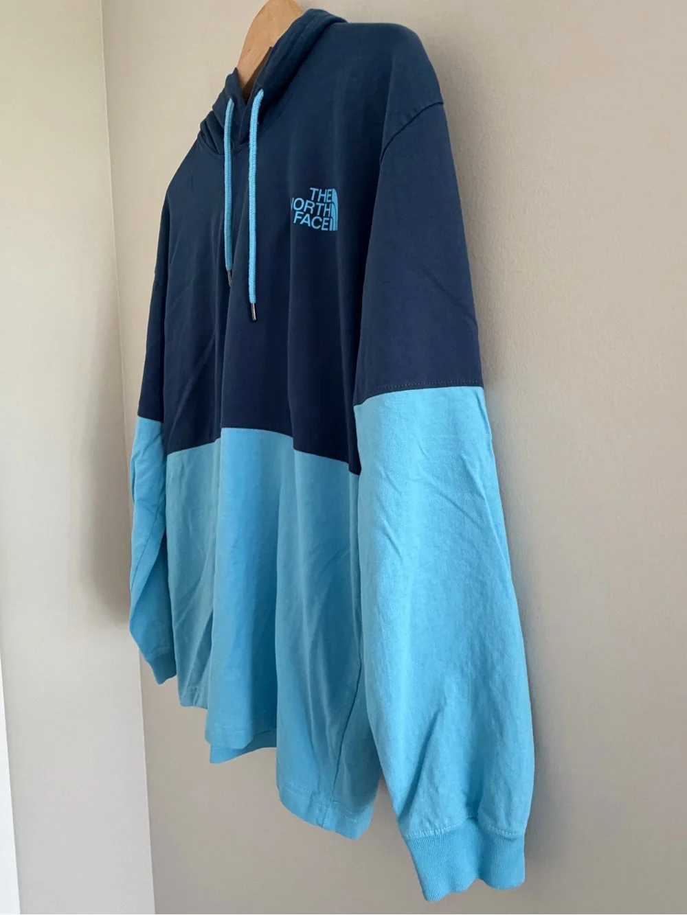 The North Face Men’s Medium Blue Colorblock Hooded Long Sleeve T Shirt Hoodie